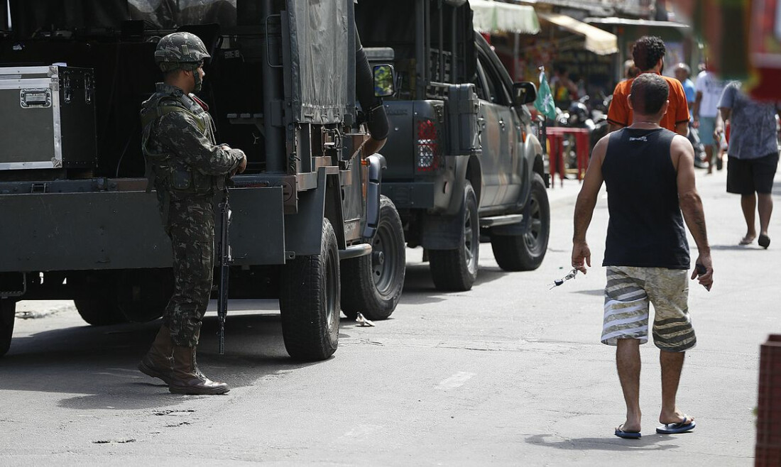 Polícia faz ação para cumprir 56 mandados de prisão na Maré, no Rio