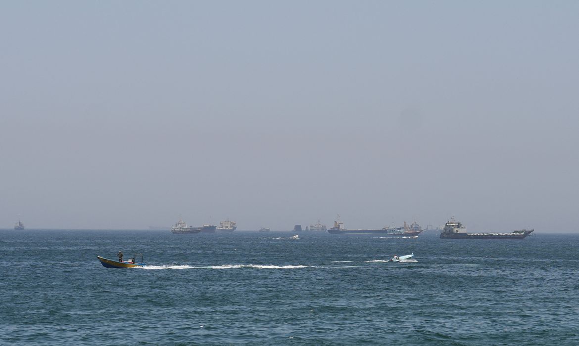 EUA lançam novos ataques contra Irã; forças iranianas fecham Ormuz