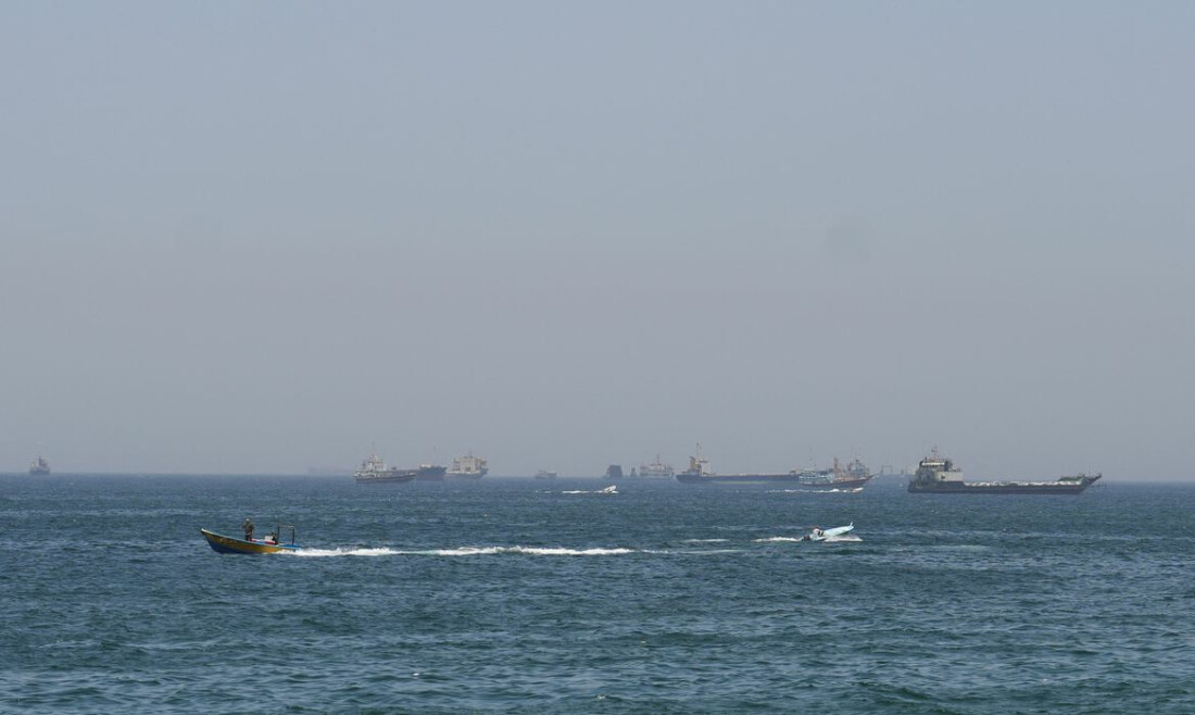EUA lançam novos ataques contra Irã; forças iranianas fecham Ormuz