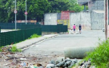 Avenida Julio Simões, que margeia o córrego dos Canudos, está 90% concluída