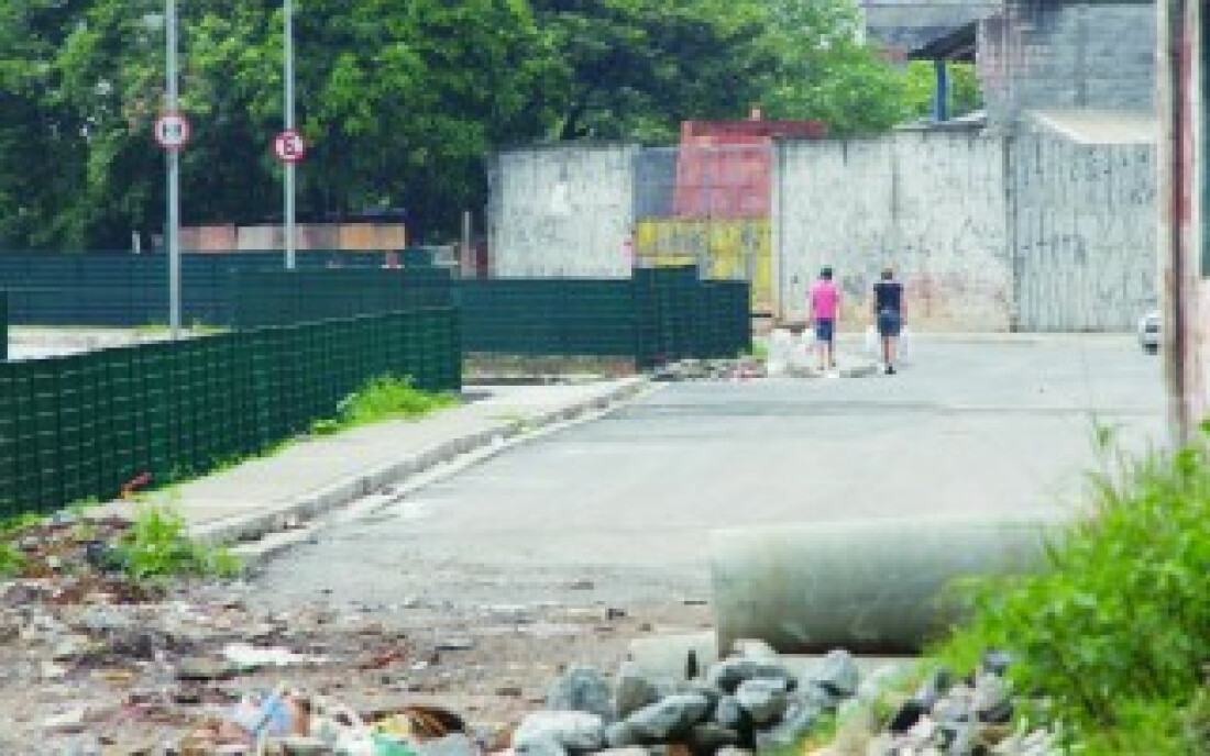 Avenida Julio Simões, que margeia o córrego dos Canudos, está 90% concluída