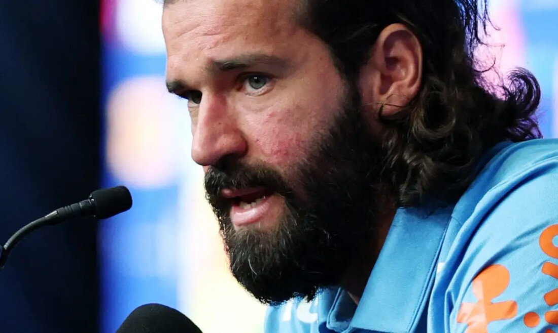 Perto de marca histórica em Copas, Alisson vê críticas como naturais