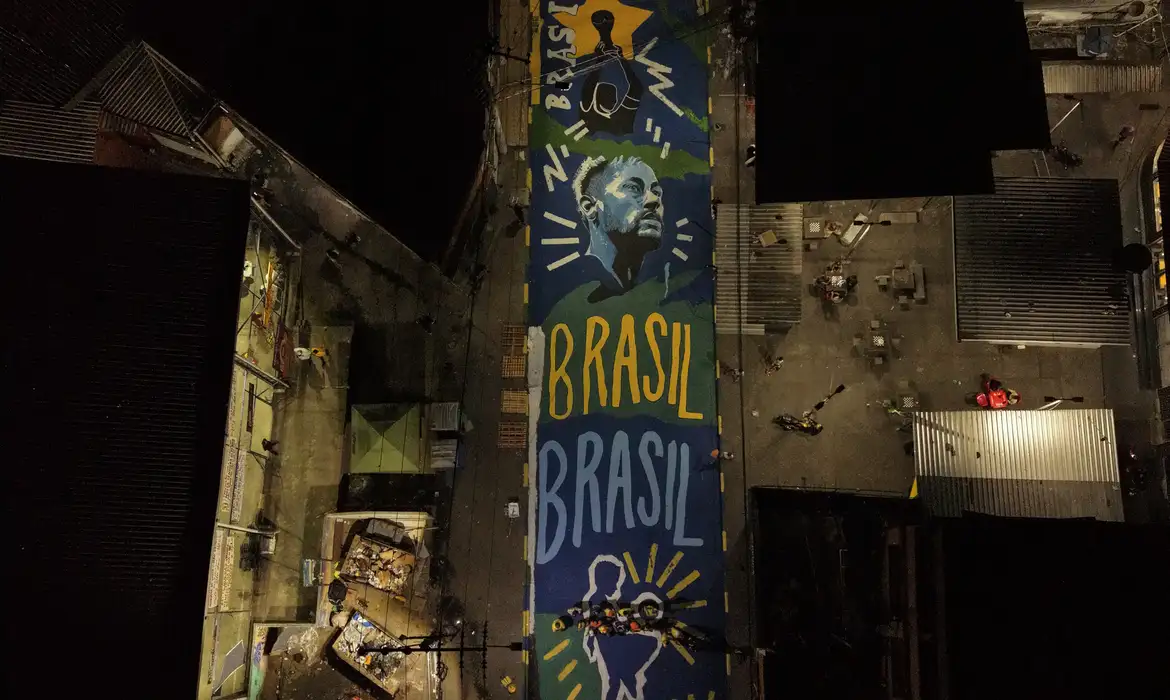 Pintura ressignifica rua marcada por operação letal no Rio de Janeiro