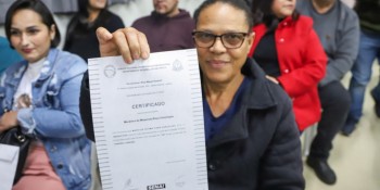Alunos recebem certificados de conclusão de curso