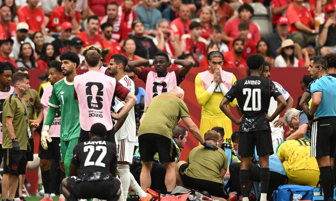 Koné agradece apoio ao iniciar recuperação de fratura exposta na perna