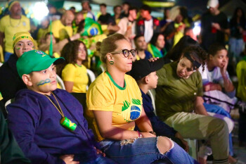 Multidão se reúne em Ferraz para assistir ao segundo jogo do Brasil