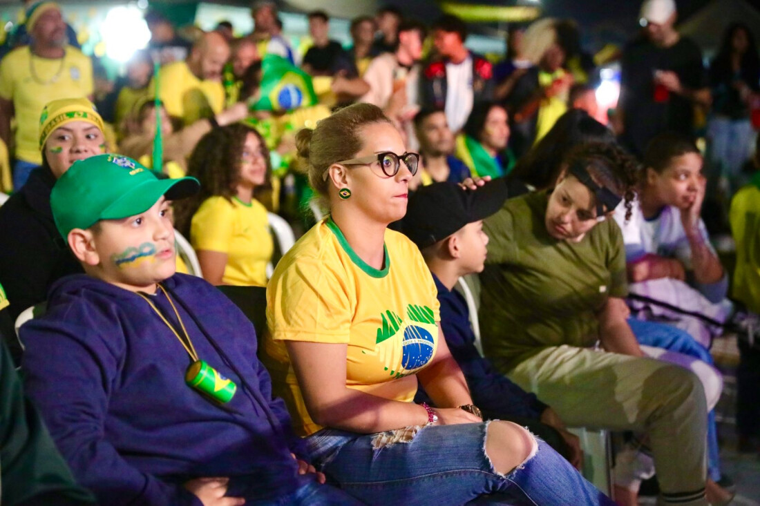 Multidão se reúne em Ferraz para assistir ao segundo jogo do Brasil