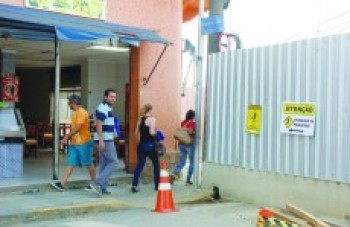 Pedestres voltam a utilizar passagem