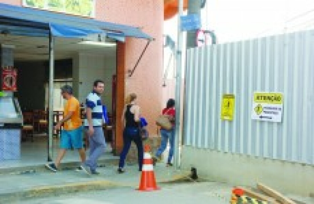 Pedestres voltam a utilizar passagem