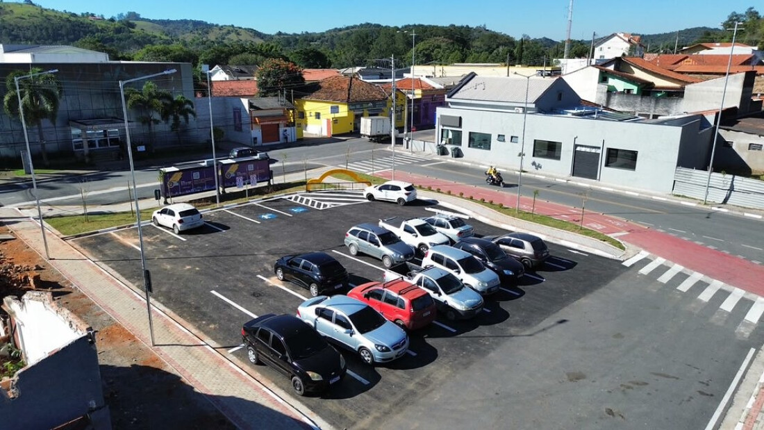 Guararema entrega Pocket Parking com bicicletário e novo ponto de ônibus