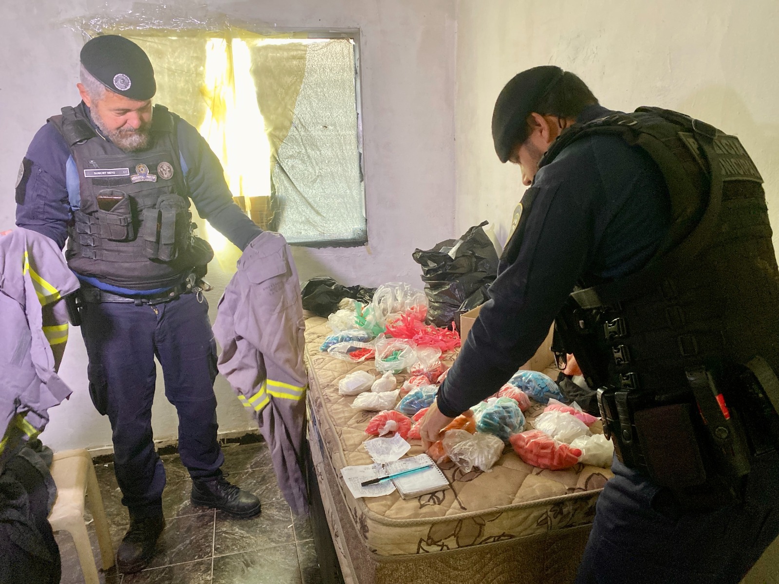 GCM de Itaquá desarticula casa-bomba e apreende 2,8 mil porções de drogas 