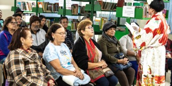 Idosos vivenciam contação de história em Ferraz