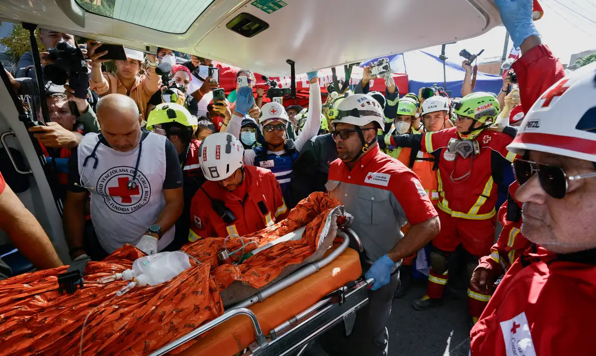 Venezuela: homem é resgatado dos escombros uma semana após terremotos