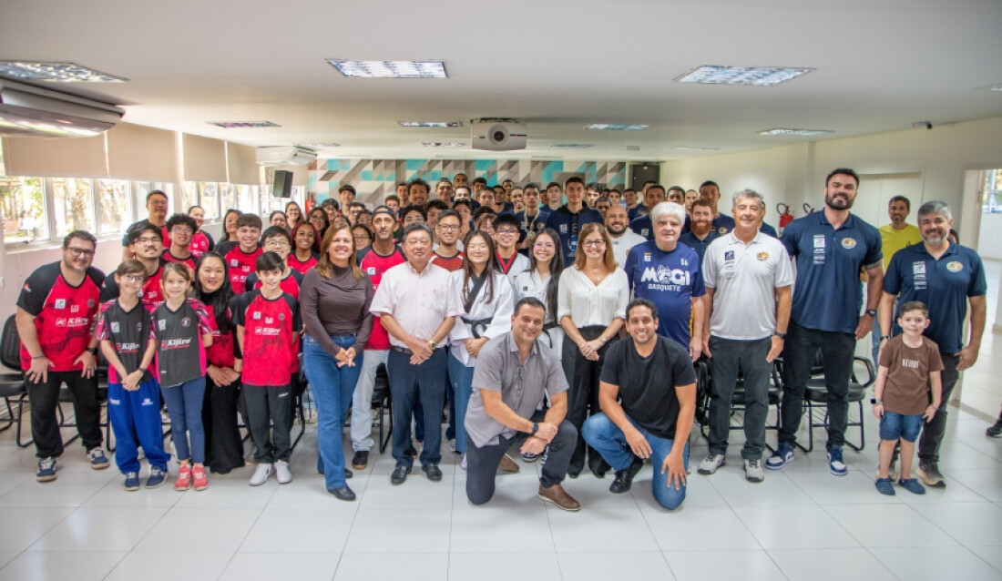 Prefeita Mara Bertaiolli recebe equipes de destaque no taekwondo, badminton e basquete