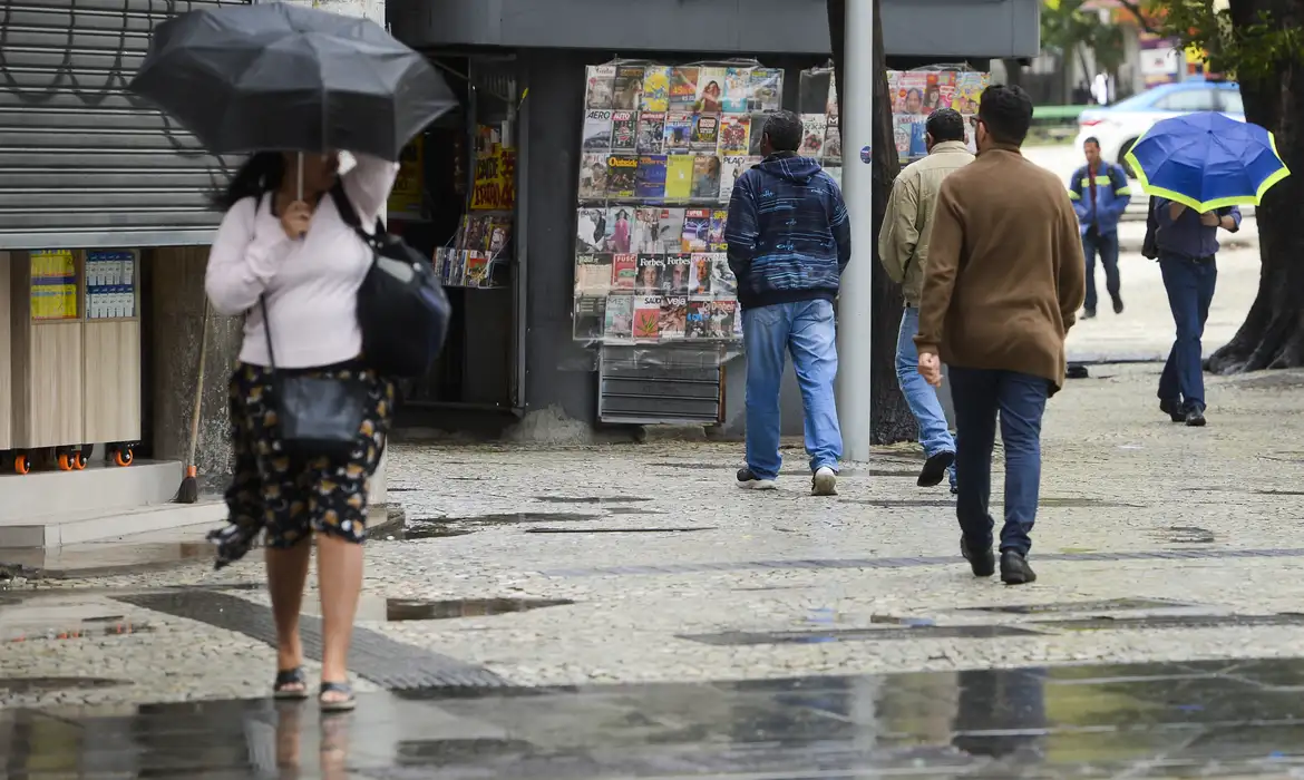 Marinha emite alerta de ressaca no Rio com ondas de 2,5 metros