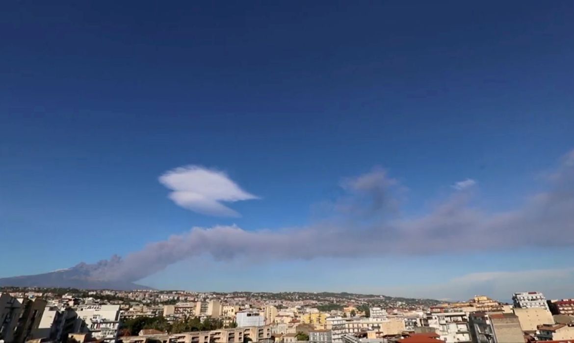 Itália: Etna entra em erupção; espaço aéreo é fechado na Sicília
