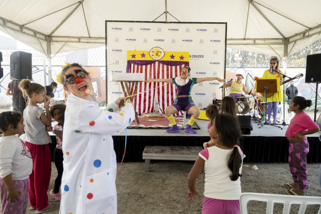 Circo Brincante das Minas promove apresentação gratuita da Cia Mina de Riso 