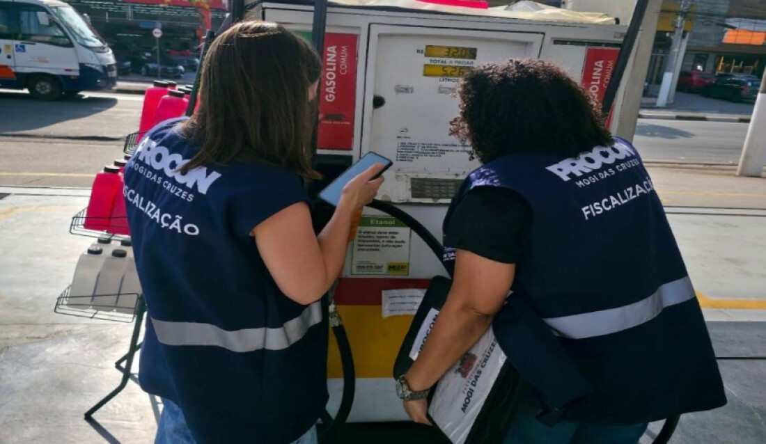 Procon fiscaliza 15 postos e orienta sobre validade e informação de preços
