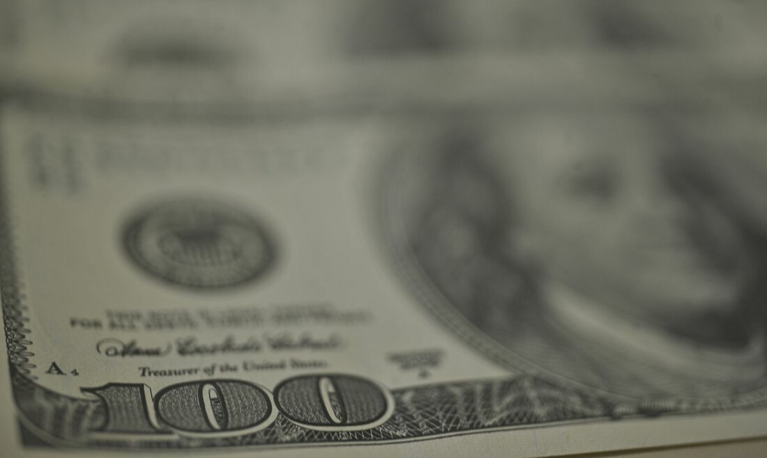 Dólar recua, bolsa cai e petróleo dispara com tensão no Oriente Médio