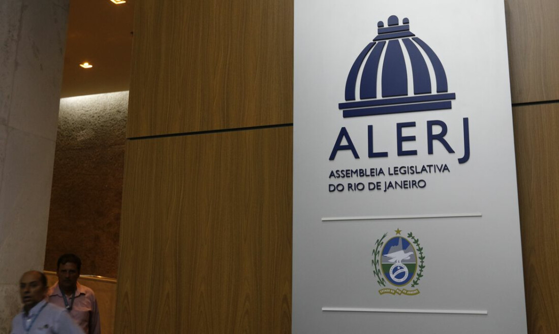 Deputados do RJ aprovam tornozeleira rosa para agressores de mulheres