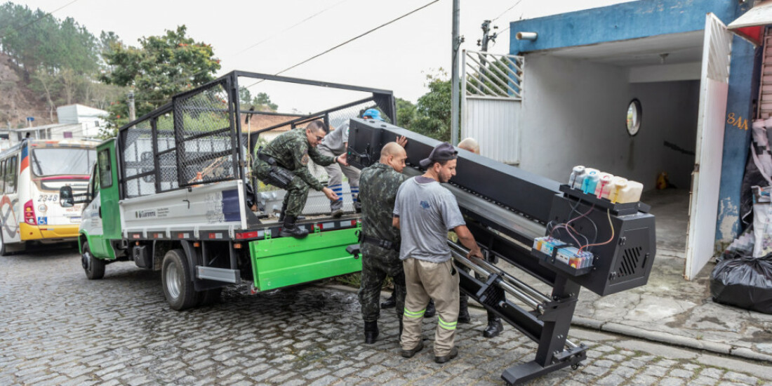 Polícia Ambiental faz busca e apreensão em fábrica clandestina de balões