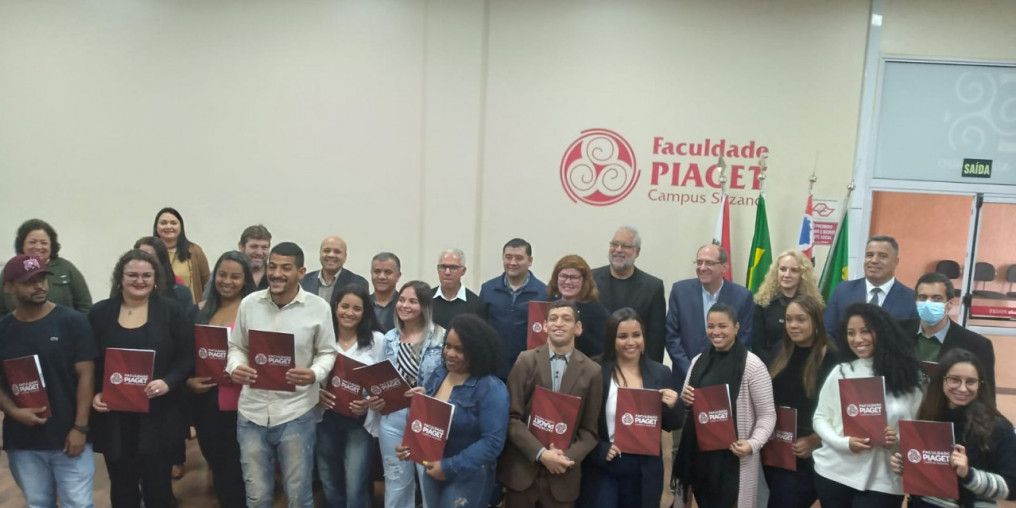 Faculdade Piaget de Suzano entrega 20 bolsas de estudos
