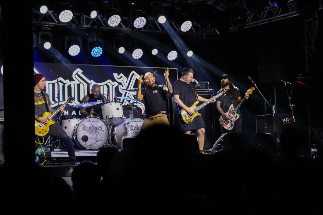Rock Solidário reúne multidões em Ferraz para assistir ao show da banda Rodox