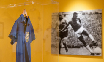Camisa usada por Pelé na final da Copa de 1958 é vendida por R$ 25 mi