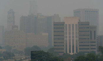 Fumaça de incêndios florestais encobre estádio da final da Copa