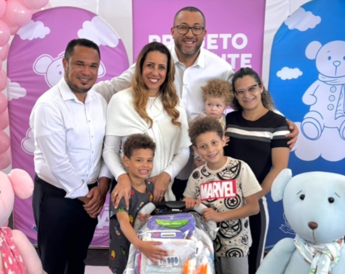 Prefeito Saulo Souza e primeira-dama Flavia Souza certificam participantes do Projeto Gestante