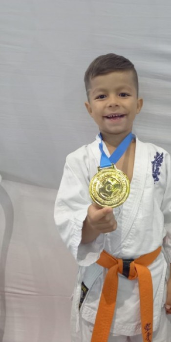 Carateca do Clube de Campo de Mogi é campeão brasileiro com apenas 6 anos