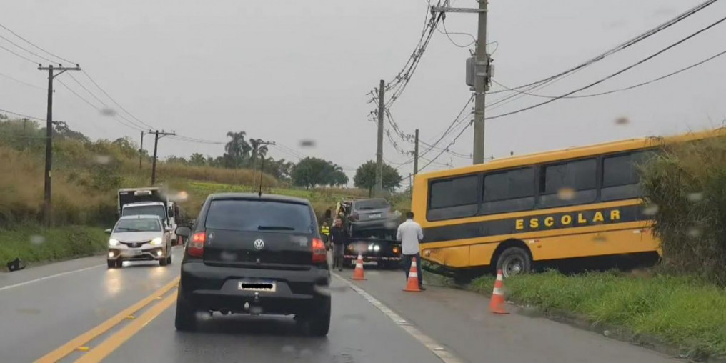 Ônibus escolar colide contra veículo de passeio