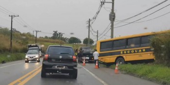 Ônibus escolar colide contra veículo de passeio