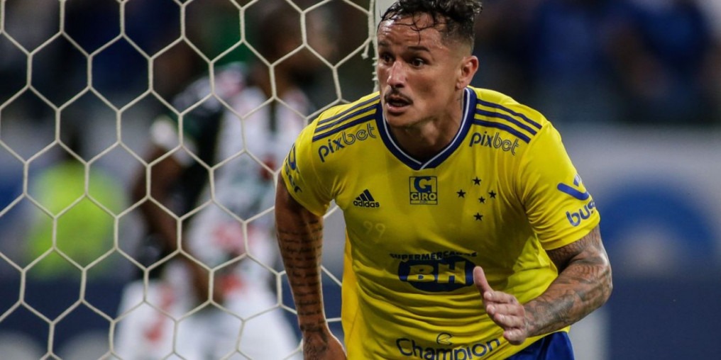 Edu dá vitória ao Cruzeiro, que se aproxima do retorno à Série A