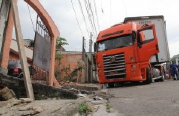 Caminhão atinge casa na Vila Jundiaí e motorista fica ferido: