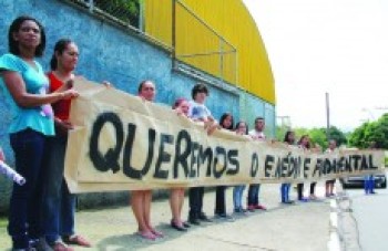 Pais e alunos fazem protesto contra reorganização em Poá