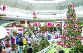 Corais se apresentam no shopping