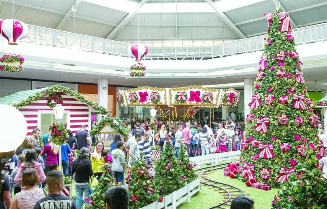 Corais se apresentam no shopping