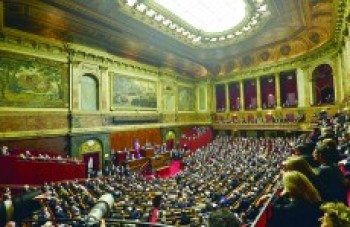 Presidente da França afirma que o país 'está em guerra'