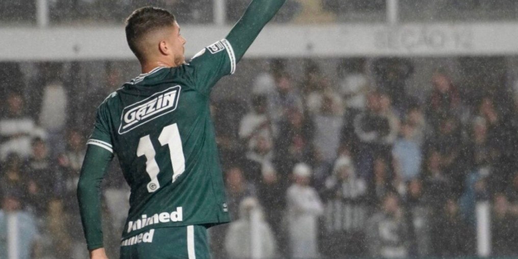 Com dois de Pedro Raul, Goiás vence e ultrapassa Santos no Brasileiro