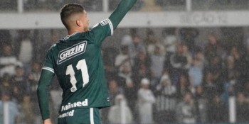 Com dois de Pedro Raul, Goiás vence e ultrapassa Santos no Brasileiro