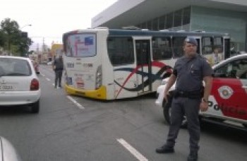 Ônibus fica 'entalado' em rua do distrito de Brás Cubas: