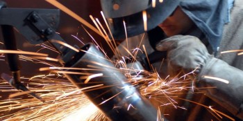 IBGE: produção industrial sobe 0,6% em julho