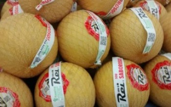 Consumidor faz reclamação de alimentos fora da validade