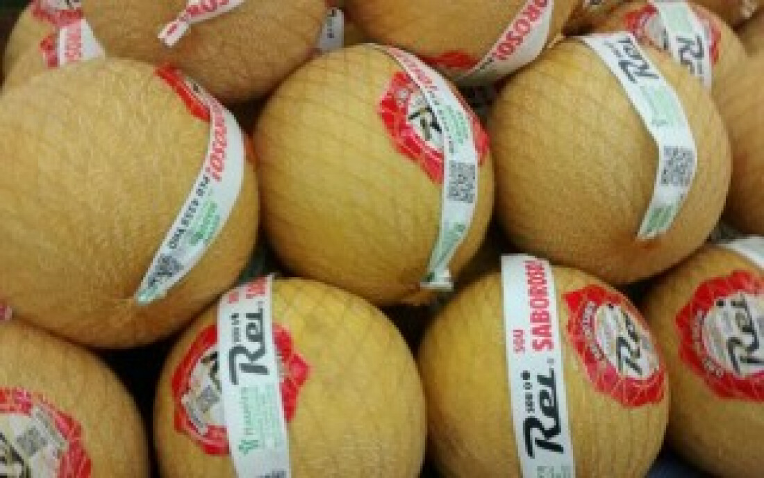 Consumidor faz reclamação de alimentos fora da validade