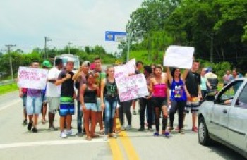 Manifestantes fecham parte da Mogi-Taiaçupeba