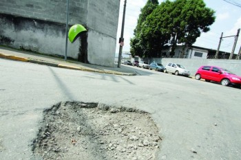 Buracos prejudicam trânsito na Vila Nova Cintra: