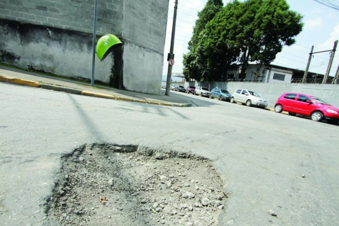 Buracos prejudicam trânsito na Vila Nova Cintra: