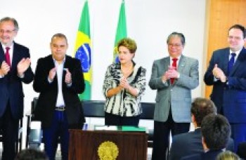 Dilma aprova lei que diminui a jornada de trabalho no País
