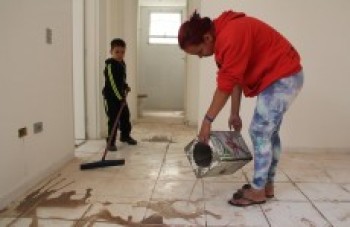 Mulheres iniciam limpeza e mudança